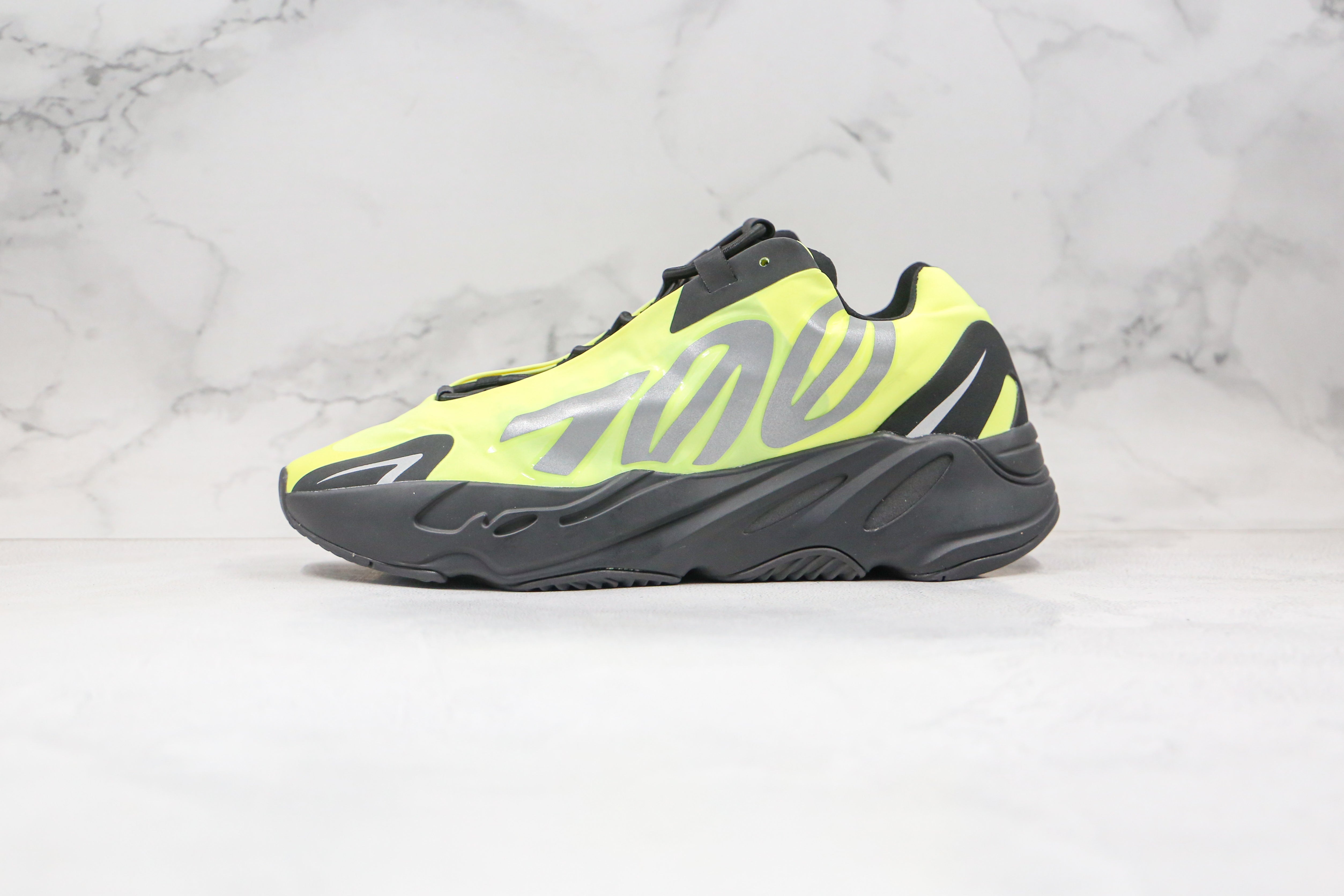 Adidas Yeezy Boost 700 MNVN Phosphor - Imagem 2