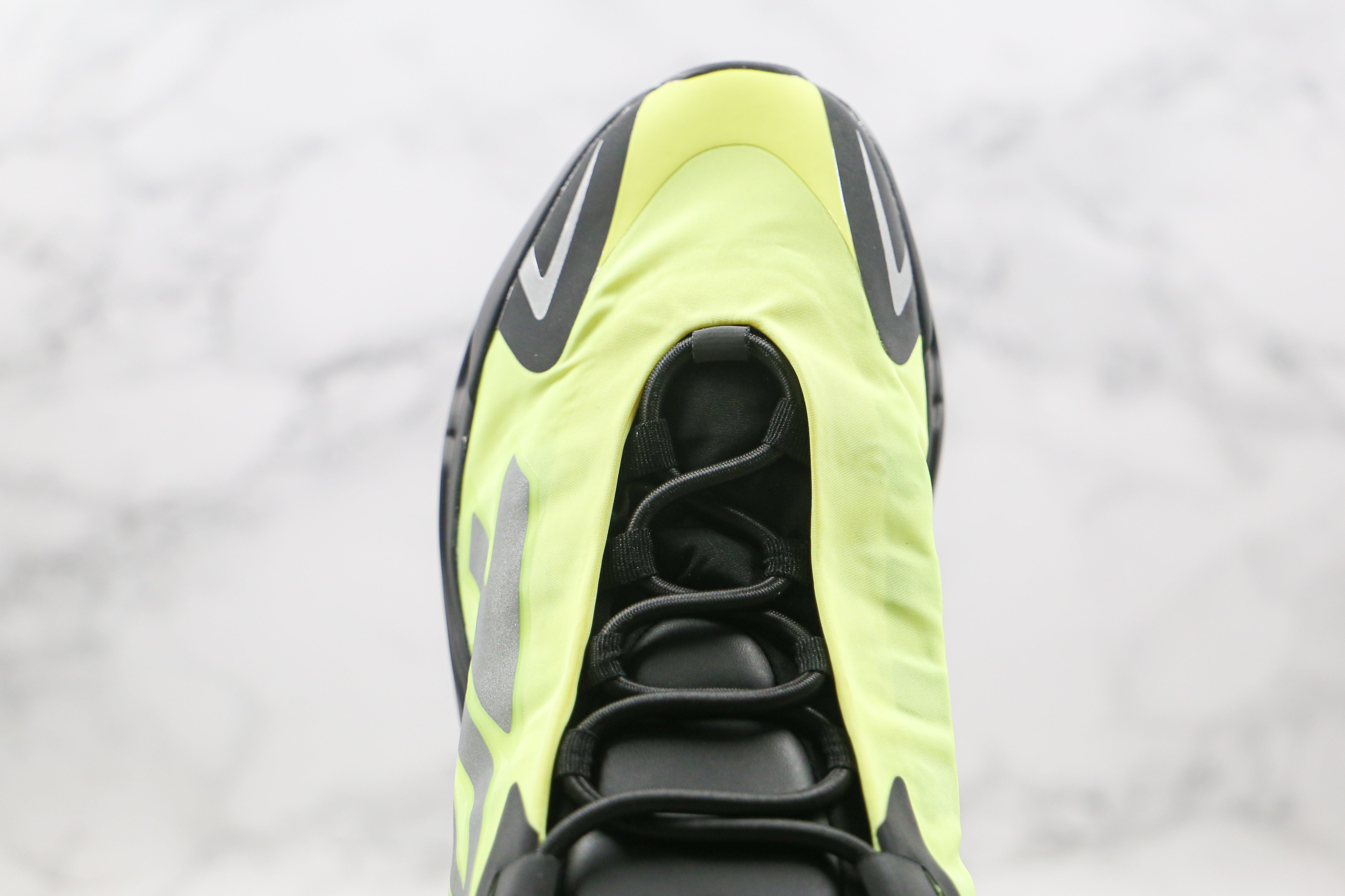 Adidas Yeezy Boost 700 MNVN Phosphor - Imagem 3