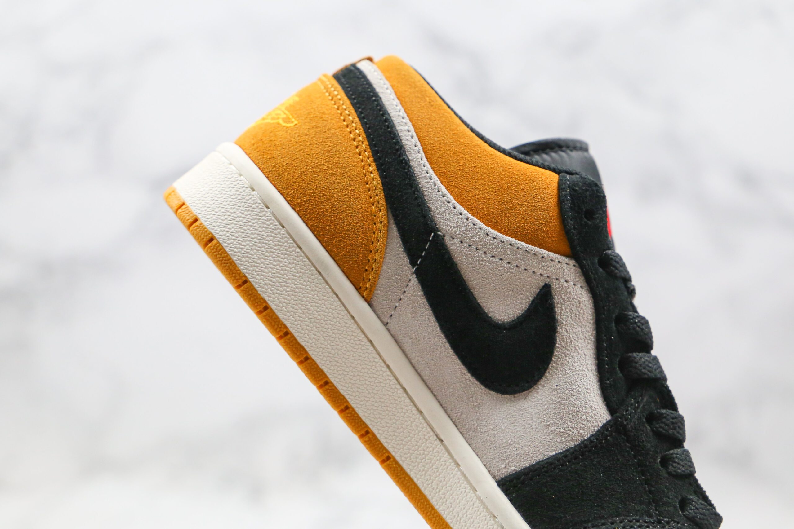 Jordan 1 Low University Gold Black - Imagem 3