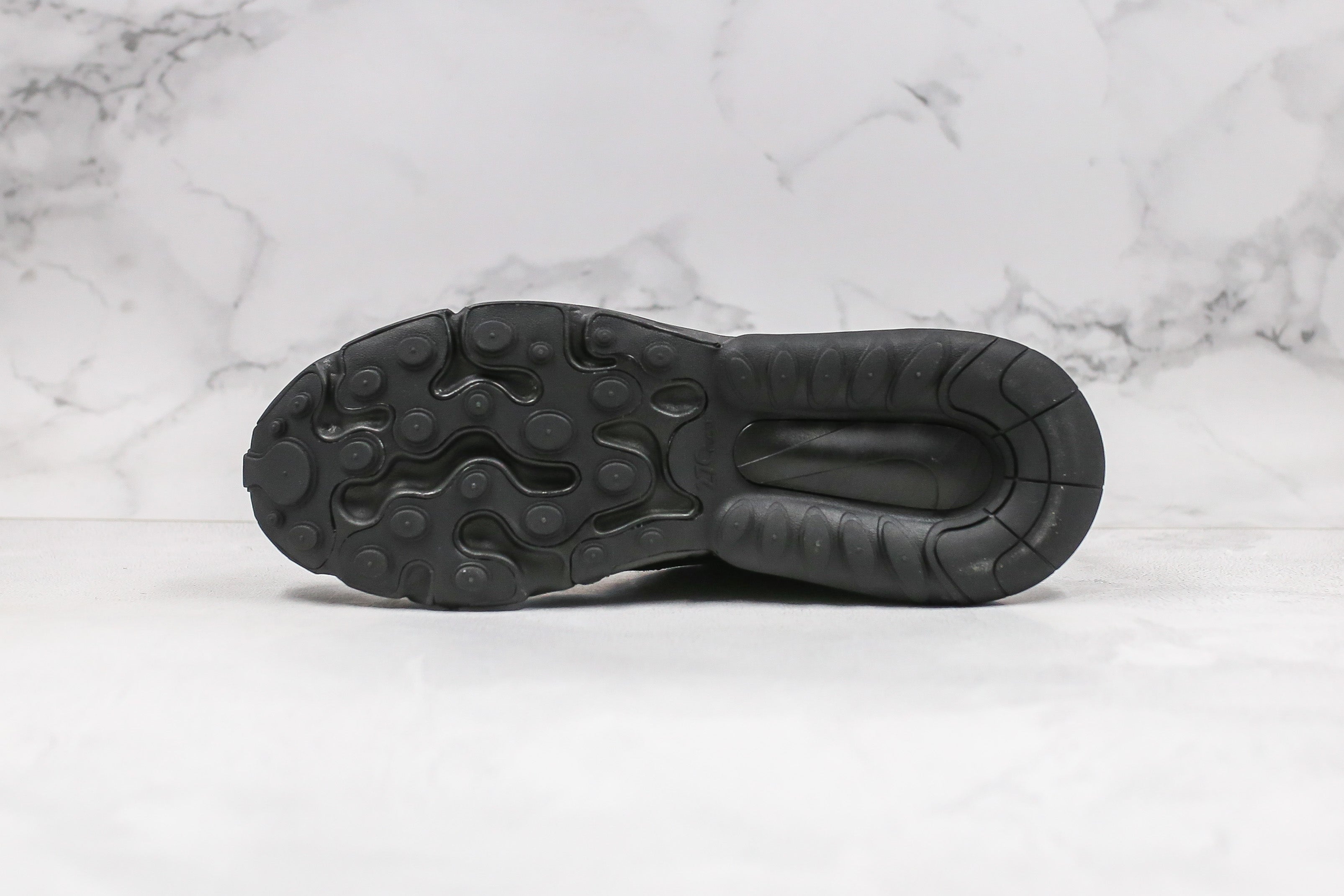 Nike Air Max 270 React Triple Black - Imagem 4